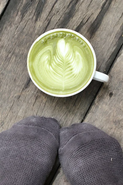 緑茶とミルクの足の Selfie — ストック写真