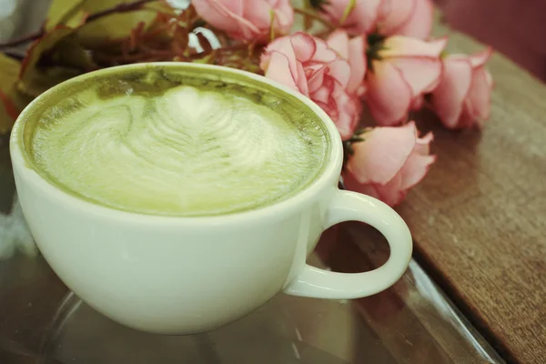 Grüner Tee und Milch mit Rosen — Stockfoto
