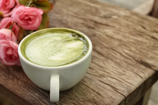 Grüner Tee und Milch mit Rosen — Stockfoto