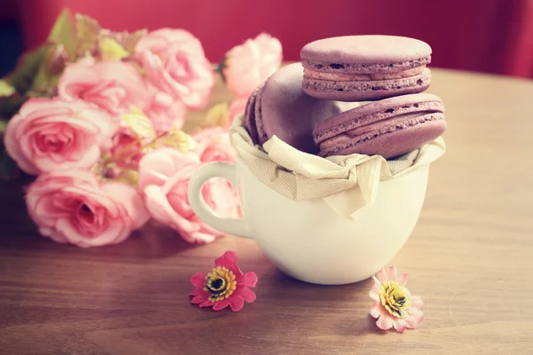 Macaroons de mirtilo com rosas — Fotografia de Stock