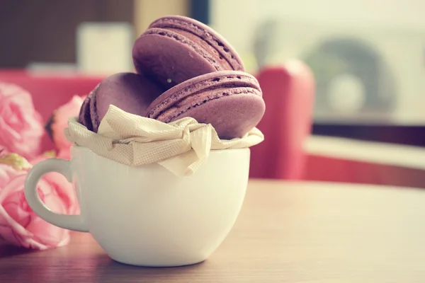 Blueberry macaroons with roses