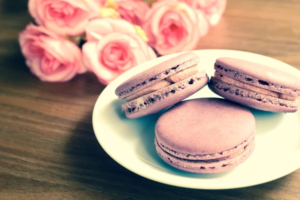 Macarrones de arándanos con rosas —  Fotos de Stock