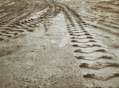 Topraktaki tekerlek izleri.