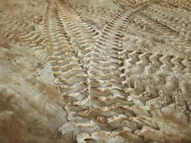 Topraktaki tekerlek izleri.