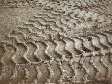 Topraktaki tekerlek izleri.