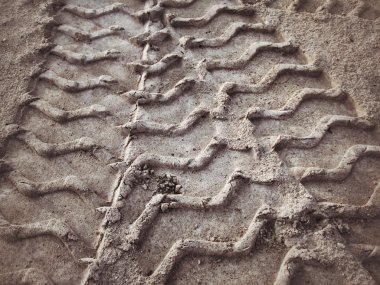 Topraktaki tekerlek izleri.