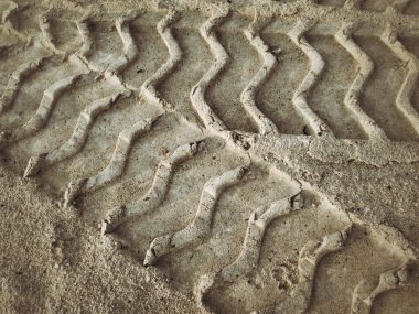 Topraktaki tekerlek izleri.