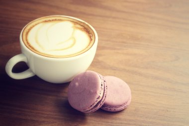 Yaban mersini macaroons kahve ile