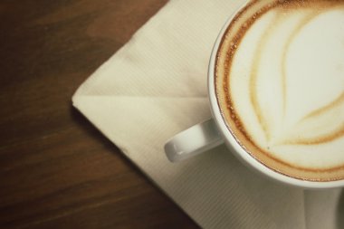 Klasik latte sanat kahvesi.