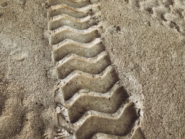 Huellas de ruedas en el suelo. — Foto de Stock