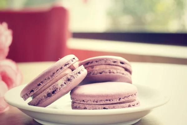 Macaroons de mirtilo com rosas — Fotografia de Stock