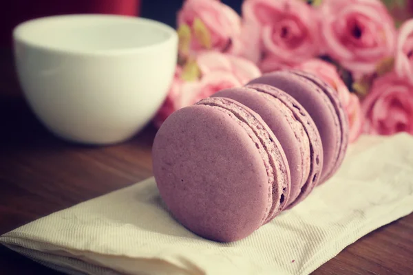 Macaroons de mirtilo com rosas — Fotografia de Stock