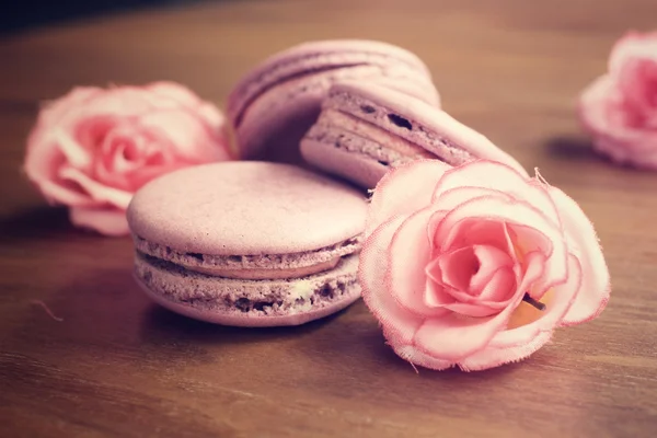 Blueberry macaroons with roses — Stock Photo, Image