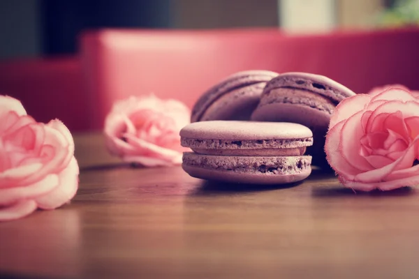 Macarrones de arándanos con rosas —  Fotos de Stock