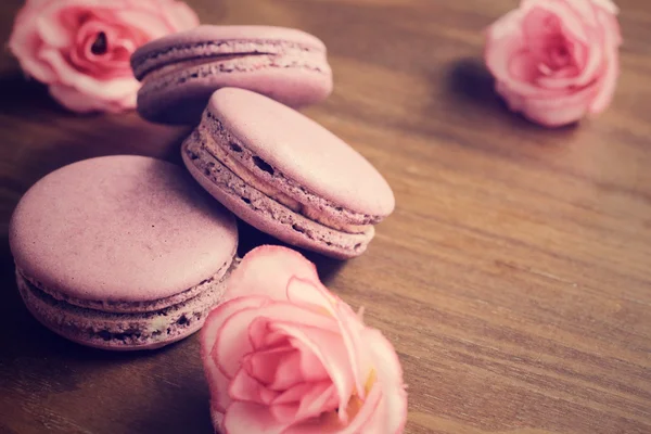 Blueberry macaroons with roses — Stock Photo, Image