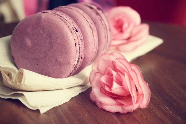 Blueberry macaroons with roses — Stock Photo, Image