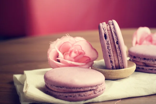 Macarrones de arándanos con rosas —  Fotos de Stock