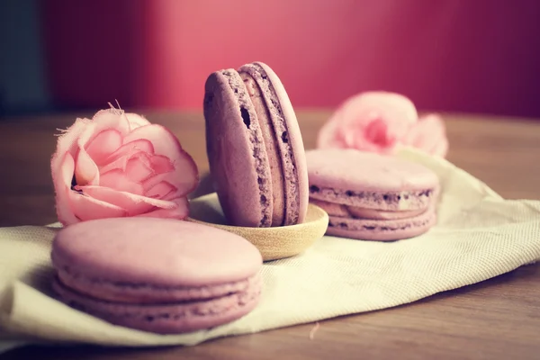 Blueberry macaroons with roses