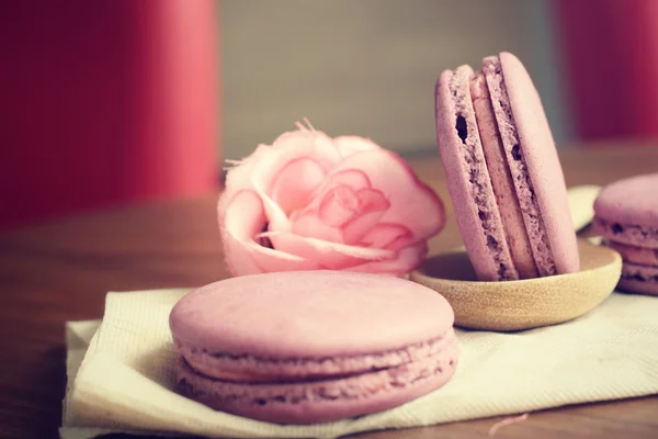 Blueberry macaroons with roses — Stock Photo, Image