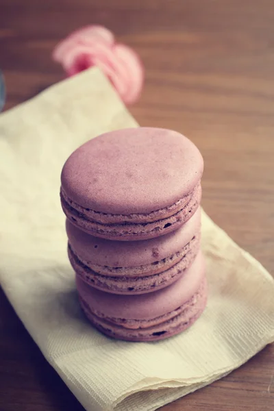 Macaroons de mirtilo com rosas — Fotografia de Stock