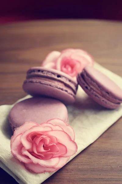 Macaroons de mirtilo com rosas — Fotografia de Stock