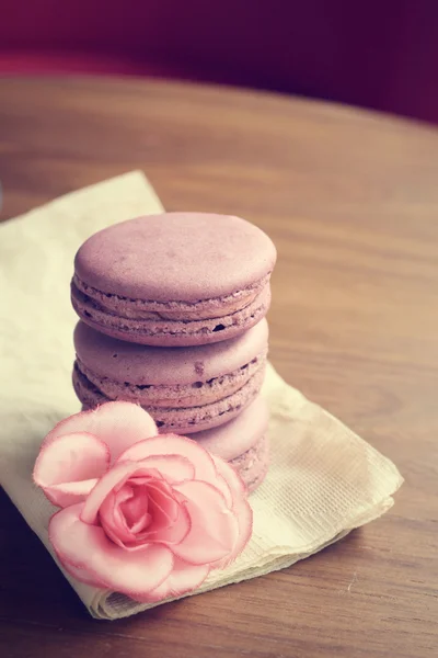 Blaubeermakronen mit Rosen — Stockfoto