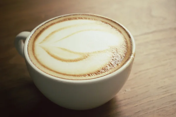 Vintage latte art koffie met schaduw — Stockfoto