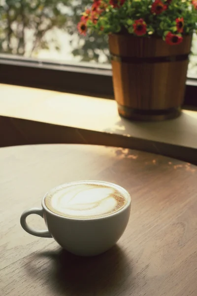 Vintage latte art koffie met schaduw — Stockfoto