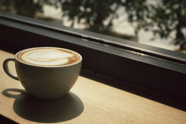 Vintage latte τέχνη καφέ με σκιά — Φωτογραφία Αρχείου
