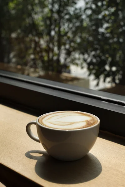 Vintage latte art koffie met schaduw — Stockfoto