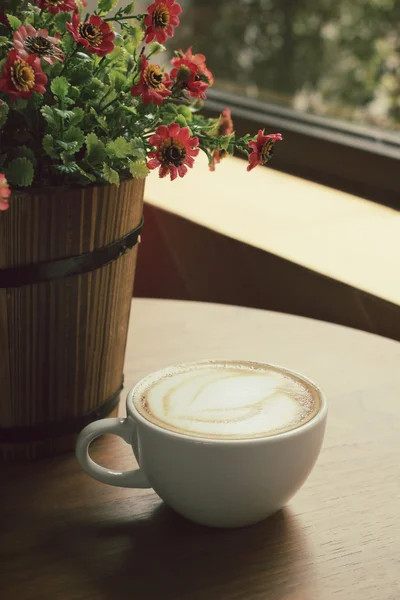 Café vintage latte art avec ombre — Photo