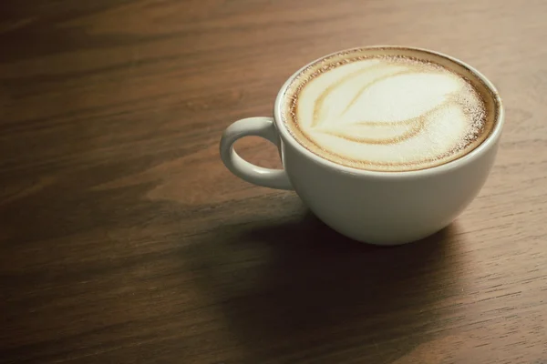 Vintage Latte Art Kaffee mit Schatten — Stockfoto