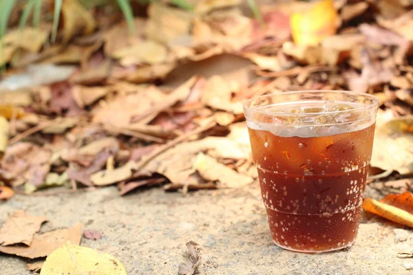 Verre de cola avec glaçons — Photo