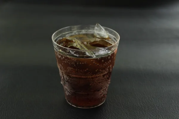 Verre de cola avec glaçons — Photo