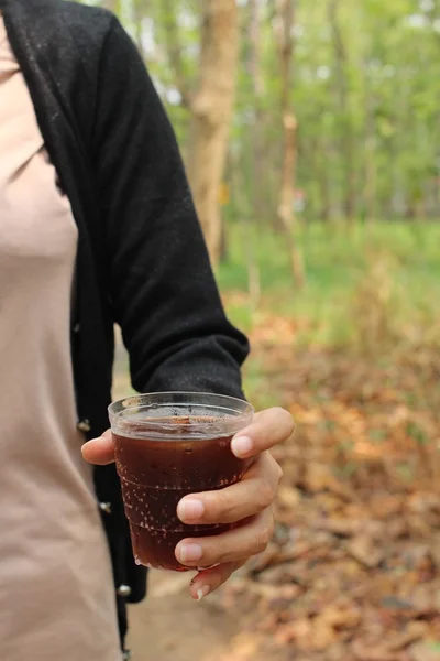 Beber cola — Foto de Stock