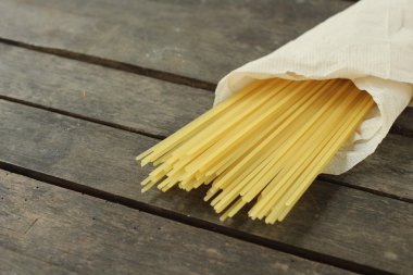 pişmemiş spagetti
