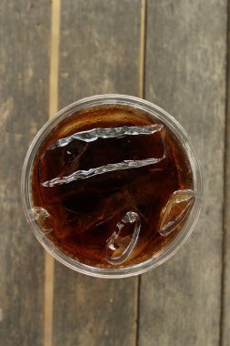 Buzlu bir bardak kola.