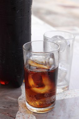 Buzlu bir bardak kola.