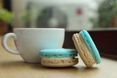 Mavi macaroons kahve fincanı ile
