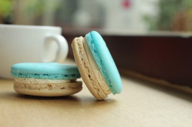 Mavi macaroons kahve fincanı ile