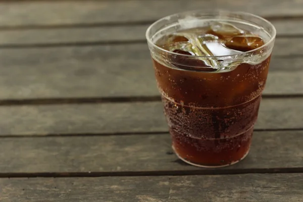 Segelas cola dengan es batu — Stok Foto