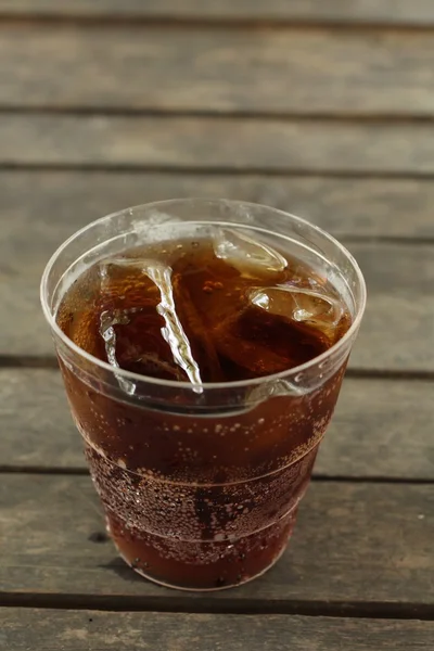 Segelas cola dengan es batu — Stok Foto