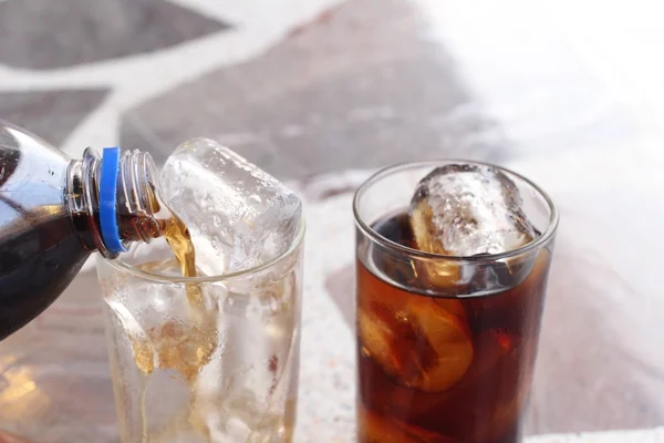Glas av cola med isbitar — Stockfoto