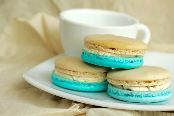 Macarons bleus avec tasse à café — Photo