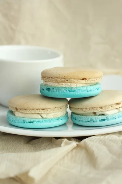 Macaroons azuis com xícara de café — Fotografia de Stock