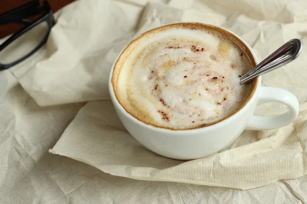 Café cappuccino com óculos — Fotografia de Stock