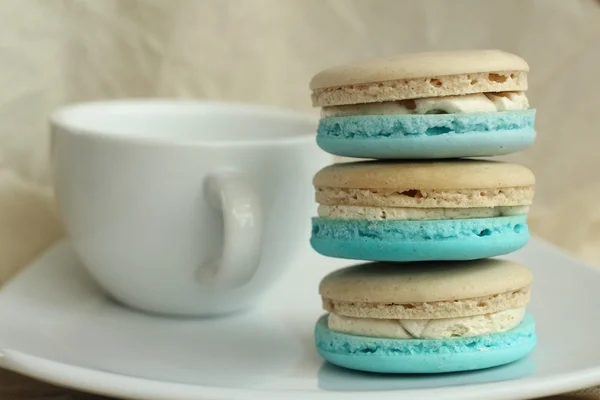 Macaroons azuis com xícara de café — Fotografia de Stock