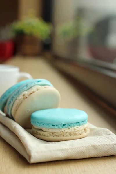 Blue macaroons with coffee cup — Stock Photo, Image