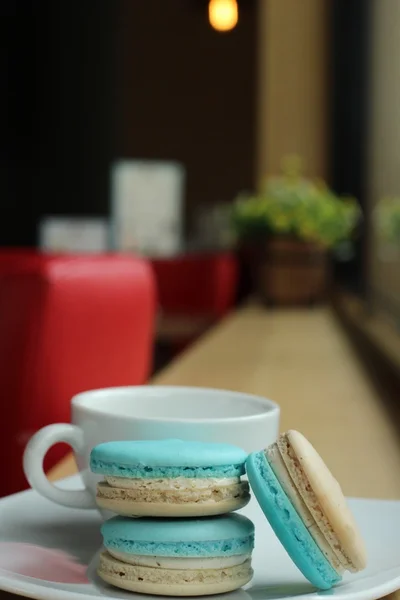 Macaroons azuis com xícara de café — Fotografia de Stock