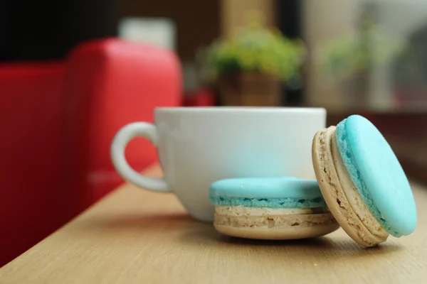 Blue macaroons with coffee cup — Stock Photo, Image